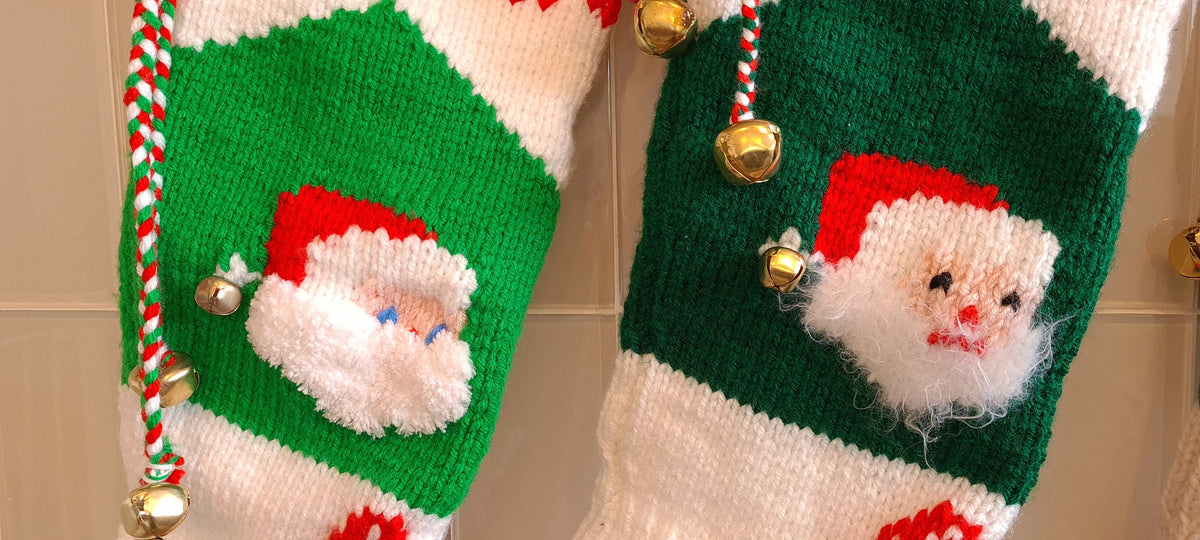 Santa and his Beard 024 Fuzzy/Hairy – Angora Blend Beard COLOR COMBO – Dark Green & Bright Red